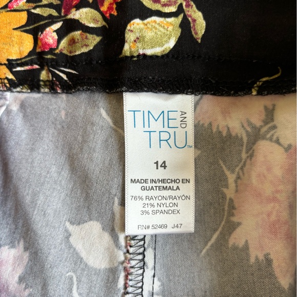 TIME AND TRU side zip floral skinny pants. - Picture 3 of 5